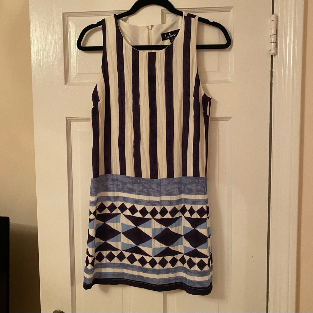Lulu’s navy stripe geometric print shift dress - Picture 3 of 9